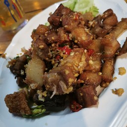 หมูกรอบผัดพริกเกลือราดข้าว