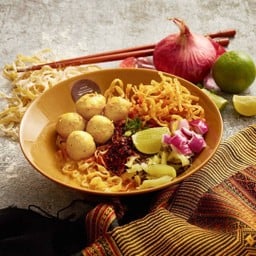 ข้าวซอยลูกชิ้นหมู (PORK BALLS KHAOSOI)