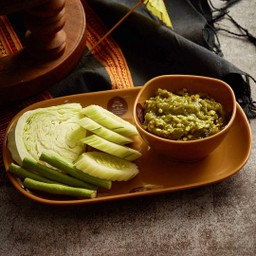 น้ำพริกหนุ่มและผักสด (GREEN CHILLI DIP WITH FRESH VEGETABLE)