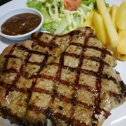 เนื้อริบอายโคขุนชิ้นใหญ่มากนุ่มหอมละมุนเสริฟพร้อมซอสพริกไทยดำชั้นเลิศ