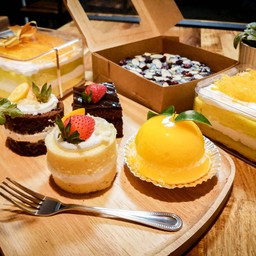 Boom bakery อาจจะไม่ใช้ร้านเค้กใหญ่ๆ ที่มีตู้เค้กขนาดใหญ่แช่เค้กไว้เรียงราย แต่ 