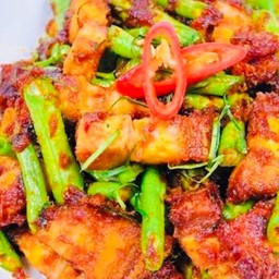 ผัดพริกแกงหมู สามชั้น ราดข้าว