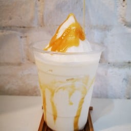 นมคาราเมลปั่นราดซอสคาราเมลเกลือ