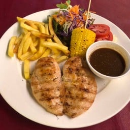 ชุดสเต็กไก่กับสลัดและข้าวโพดปิ้งอร่อยมากครับต้องลองมากินกันครับ
