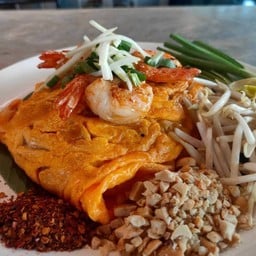 ผัดไทยกุ้งสดห่อไข่