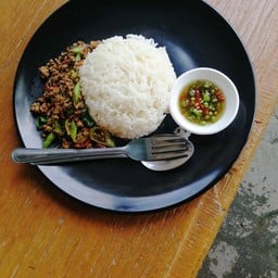 ข้าวผัดกระเพราเนื้อ