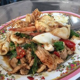ผัดกระเพรารวมมิตร (จัมโบ๊)