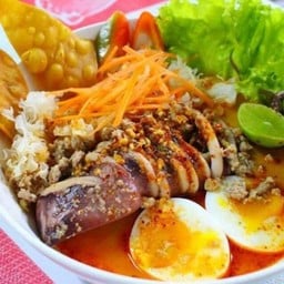 ก๋วยเตี๋ยวต้มยำปลาหมึกไข่หวาน