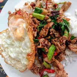 ข้าวราดกระเพราเนื้อ ไข่ดาว.