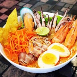 ก๋วยเตี๋ยวต้มยำทะเลรวมไข่หวาน