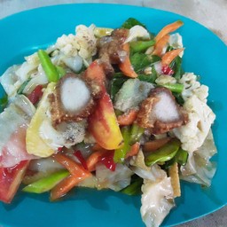 ผัดผักรวมหมูกรอบเป็นกับข้าว