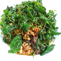 ไข่เยี่ยวม้ากะเพรากรอบ