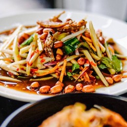 ยำมะม่วงปลากรอบ