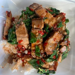 กะเพราหมูกรอบ