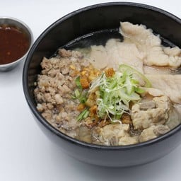 ข้าวต้มหมูสามสหาย (หมูสับ, หมูนุ่ม, กระดูกหมู) Rice Porridge (minced pork, tendered pork, pork ribs)