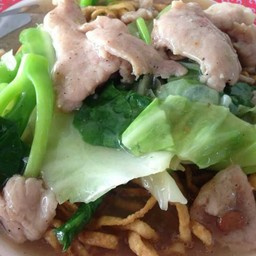 ราดหน้าเส้นหมี่กรอบหมู