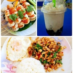 !!กระเพราหมูสับราดข้าว + เฉาก๊วยนมสด + ลูกชิ้นหมูปิ้ง 3 ไม้