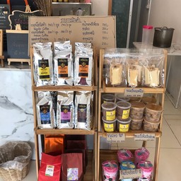 มุมขายขนมและเมล็กฝดกาแฟ