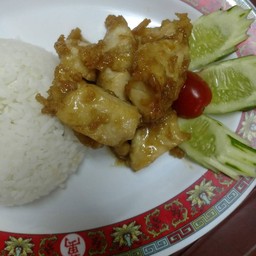 ข้าวไก่กรอบผัดซอสหวาน+น้ำจิ้มซีฟู้ด