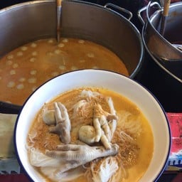 ขนมจีนน้ำยากะทิ  ผสม น้ำยาป่า ใส่เท้าไก่