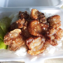 หมูกรอบกระเทืยมราดข้าว