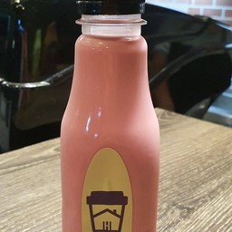 นมเย็นใส่น้ำแดงพร้อมดื่ม