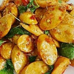 กระเพราไส้กรอกไก่ราดข้าว