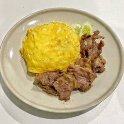 ข้าวหมูกระเทียมพริกไทยไข่ข้น