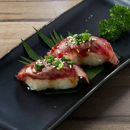 L1109.ข้าวปั้นหน้าเนื้อวากิวย่าง 3 คำ