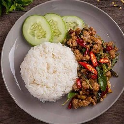 ผัดกะเพราหมูสับราดข้าว