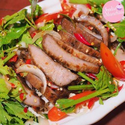 ยำคอหมูย่าง