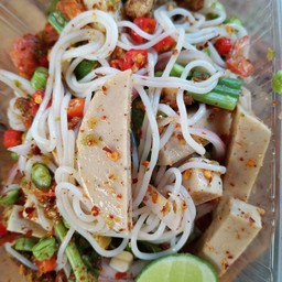 ยำขนมจีน หมุยอไส้กรอก