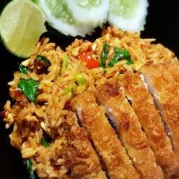 ข้าวผัดพริกเผาไข่เค็มหมูทงคัตสึ