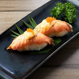 L1111.ข้าวปั้นหน้าแซลม่อนย่าง