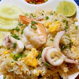ข้าวผัดทะเล กลาง
