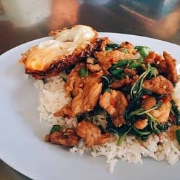 ผัดกะเพราหมูราดข้าว