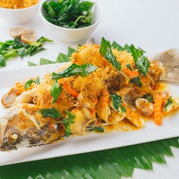 ปลากระพงทอดกรอบผัดขี้เมา