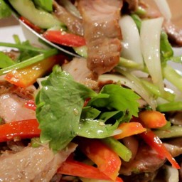 ยำคอหมูย่าง