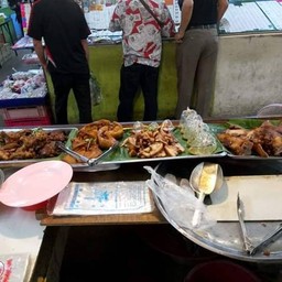 หูหมูพร้อมน้ำจิ้ม