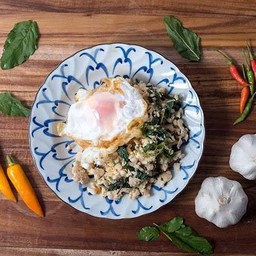 ผัดกะเพราไก่ราดข้าว