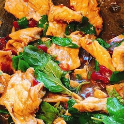 กระเพราหมูชิ้น ( กับข้าว )