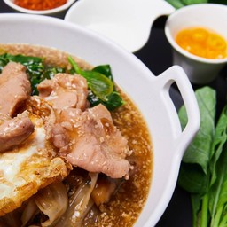 ราดหน้าหมูนุ่ม เส้นใหญ่ ใส่ไข่