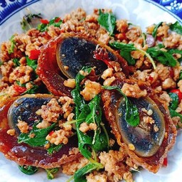 กระเพราไข่เยี่ยวม้า ( กับข้าว )