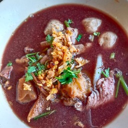 ก๋วยเตี๋ยวเนื้อรวม น้ำตก