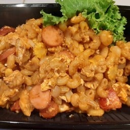 ผัดมักกะโรนี ไก่ ไส้กรอก