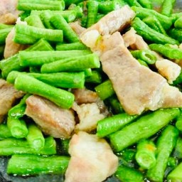 ผัดถั่วฝักยาวใส่หมูราดข้าว