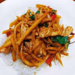 ข้าวกะเพราหน่อไม้หมู