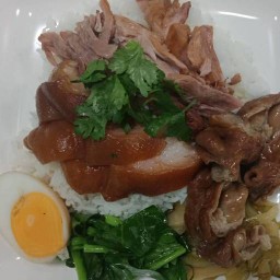 ก๋วยเตี๋ยวต้มยำเจ๊ดำรสแซ่บ ท่าช้าง วังหลวง