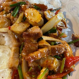 ข้าวราดพริกเผาหมูกรอบ