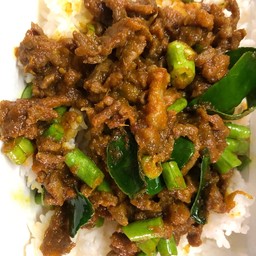 ข้าวพริกแกงใต้เนื้อ